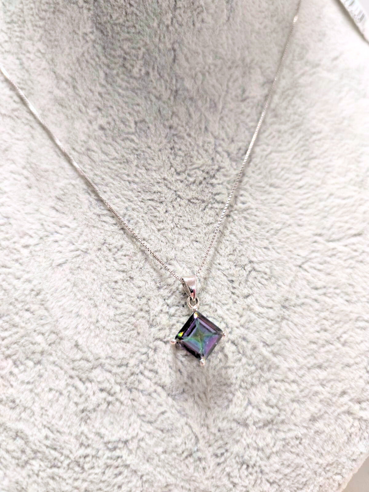 SILVER PENDANT NECKLACE